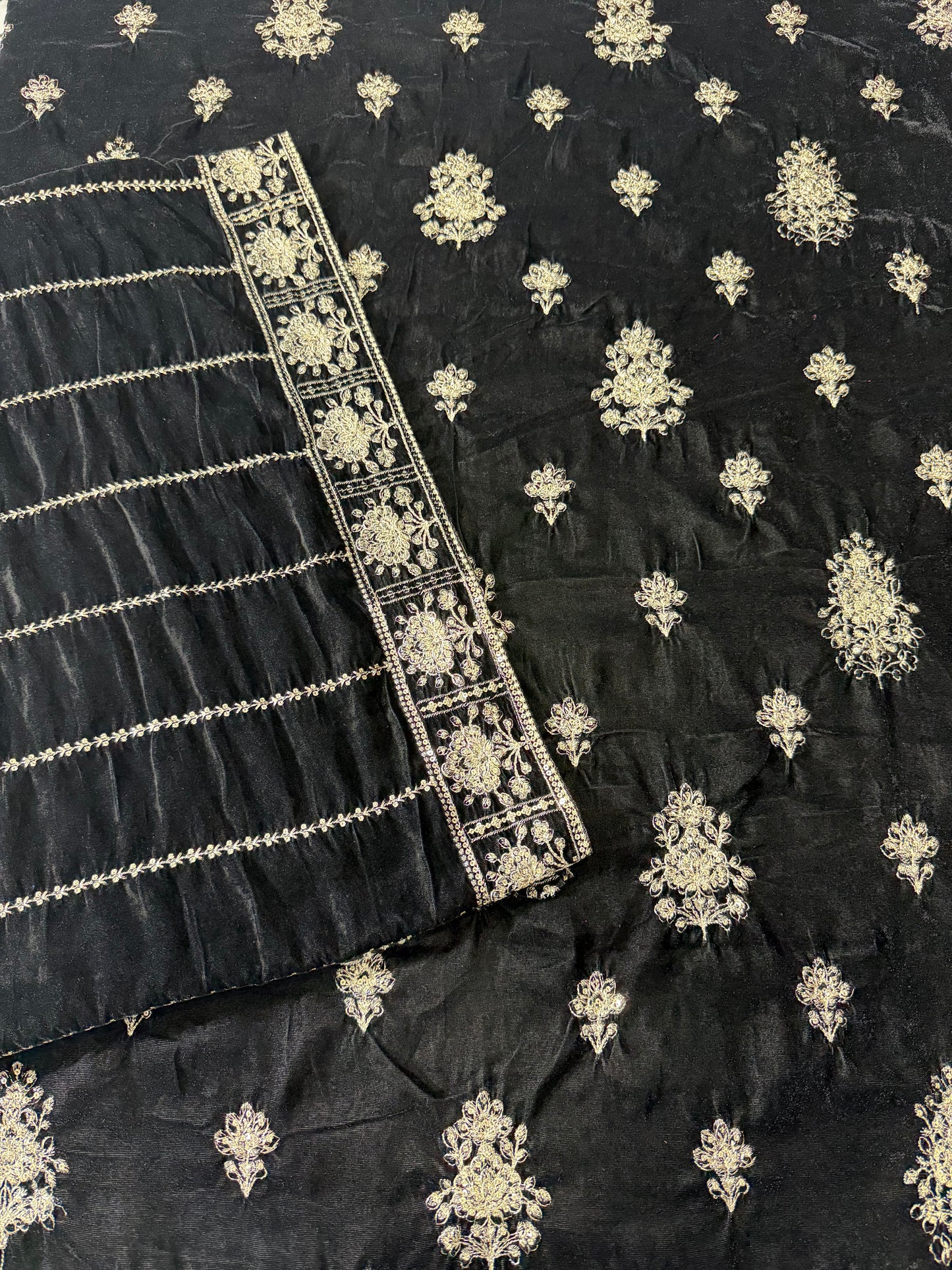 VELVET EMBROIDERED 3-PIECE TZAJ-210